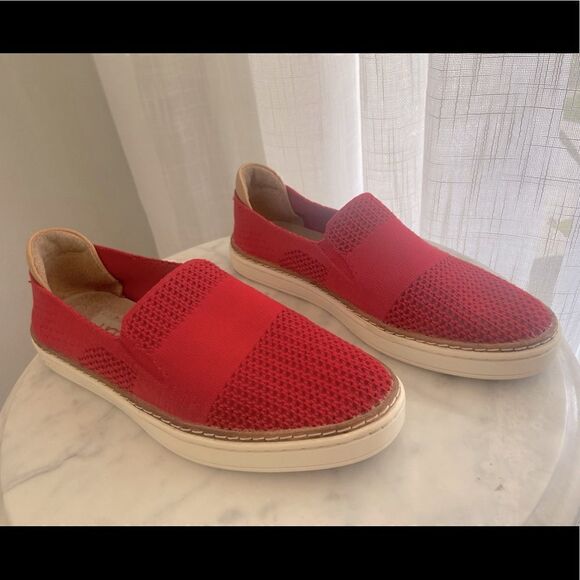 UGG Sammy Slip-On  6 - Picture 2 of 9